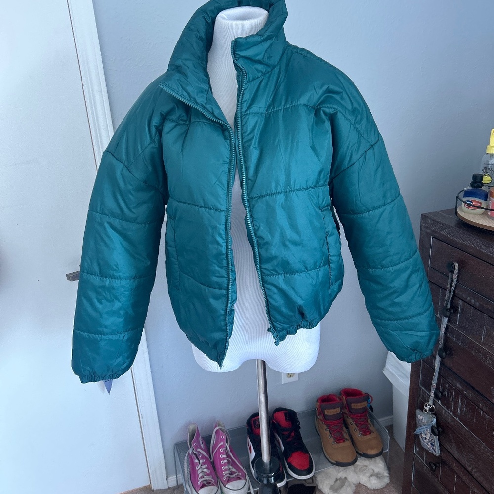 Abound medium sized puffer jacket cropped